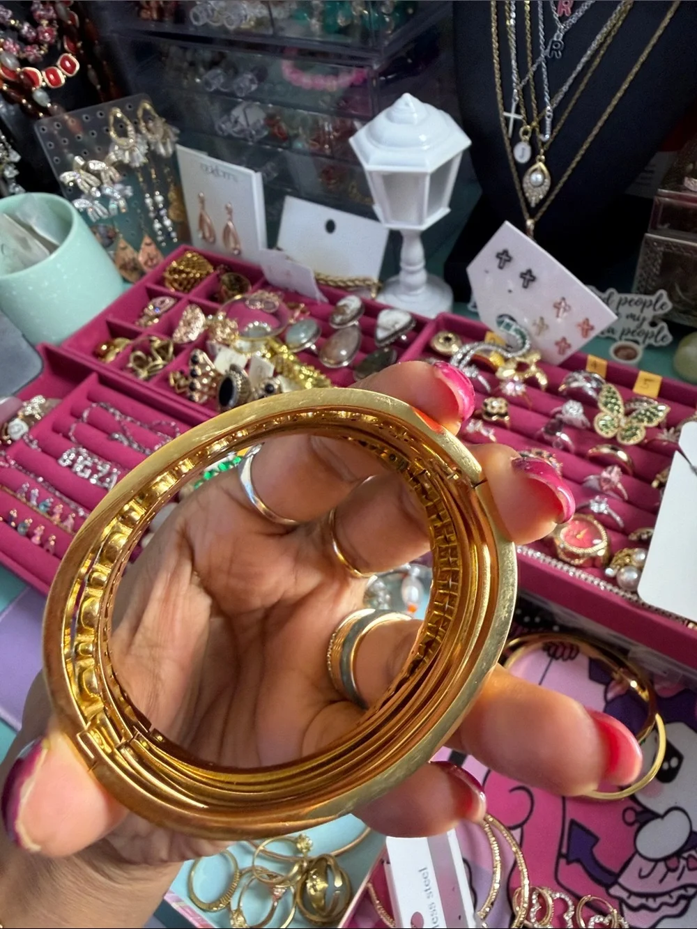 N/A elegant gold